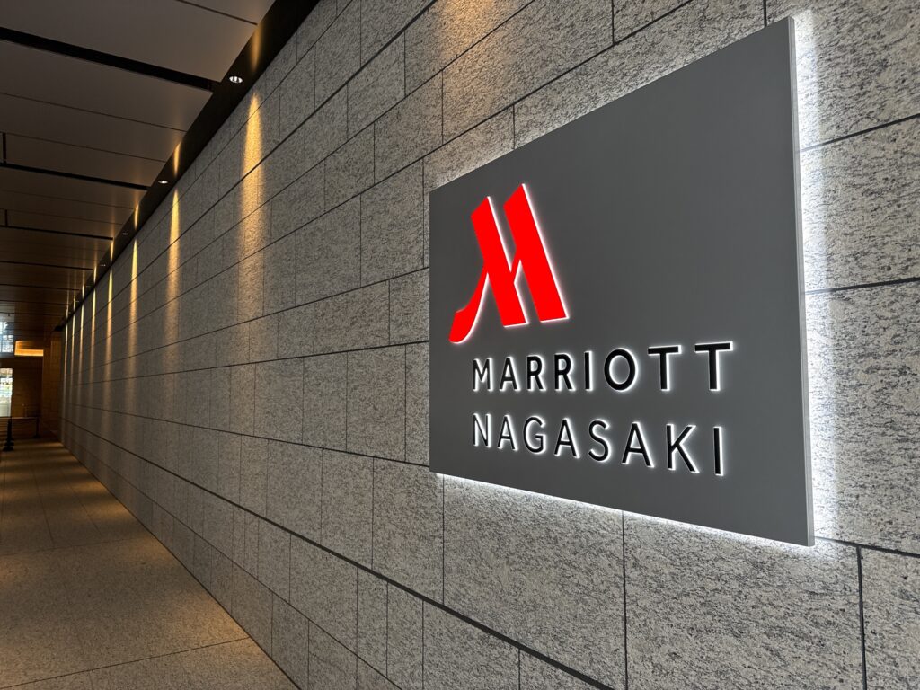 長崎マリオットホテルのエントランスに展示されているロゴ