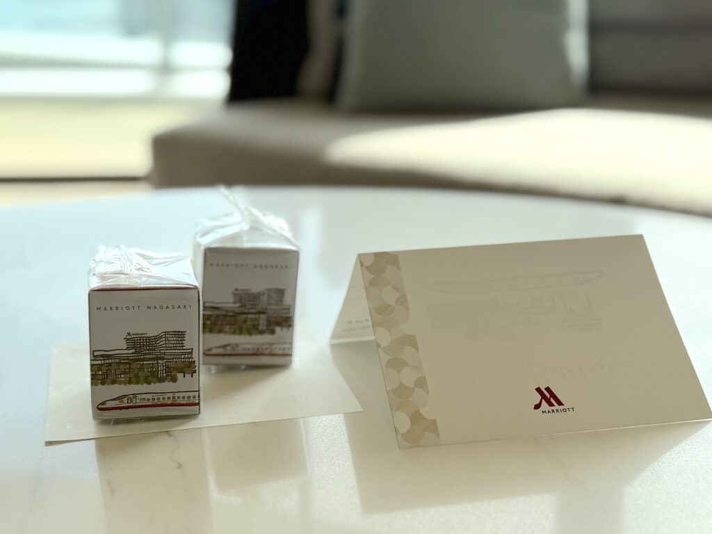 長崎マリオットホテルと福砂屋の限定コラボ商品「キューブカステラ」とメッセージカード