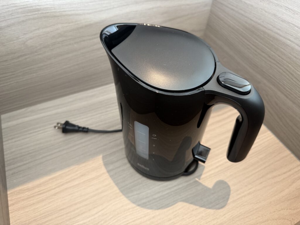 長崎マリオットホテルの客室(コーナースイート)のミニバーの電気ケトル