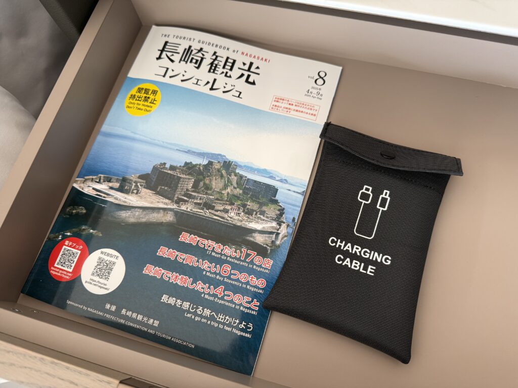 長崎マリオットの客室にある長崎観光雑誌と電源ケーブル