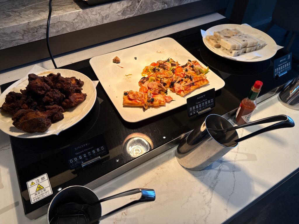 長崎マリオットホテルMクラブラウンジ(カクテルタイム)の食事メニュー(ピザ・チキン)