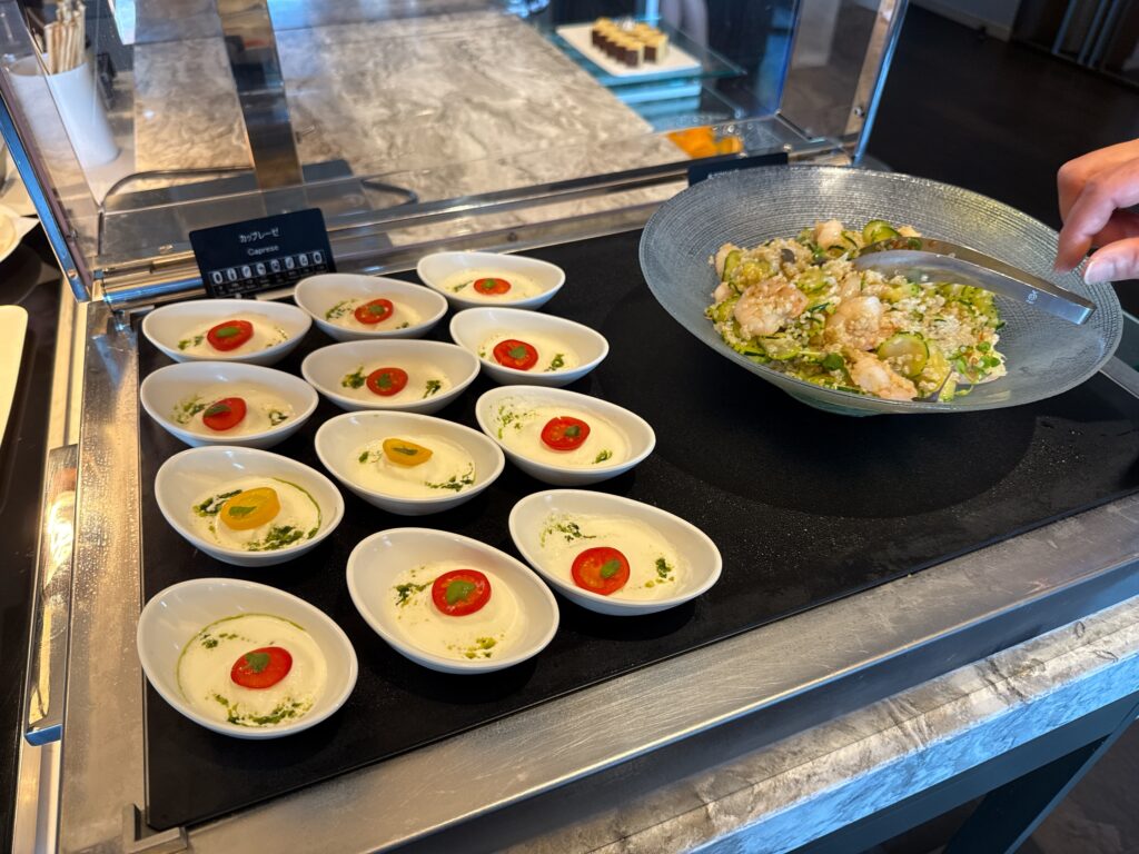 長崎マリオットホテルMクラブラウンジ(カクテルタイム)の食事メニュー(カプレーゼ・副菜)