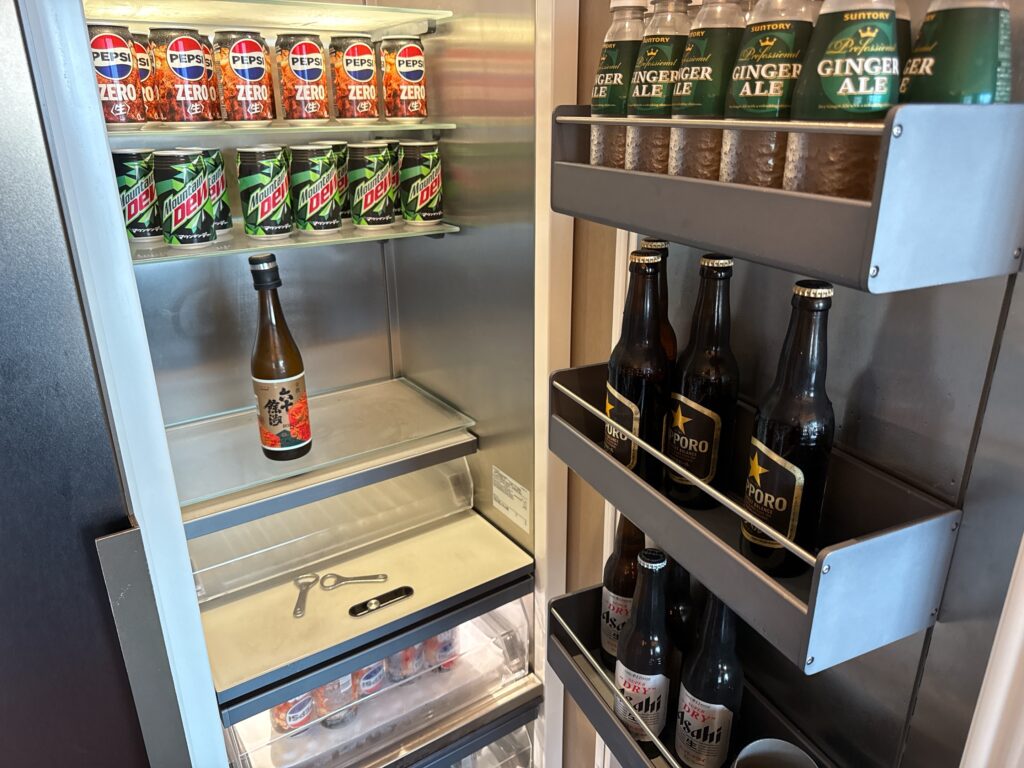 長崎マリオットMクラブラウンジのカクテルタイムのドリンク類(ビール・ジンジャーエール・コーラ・日本酒・マウンテンデュー)