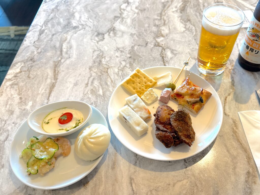 長崎マリオットMクラブラウンジのカクテルタイムの食事とビール