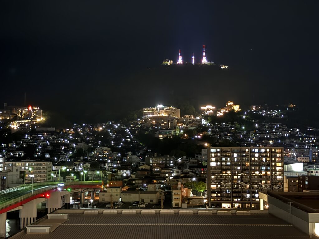長崎マリオットホテルの客室(コーナースイート)から見える稲佐山方面の夜景