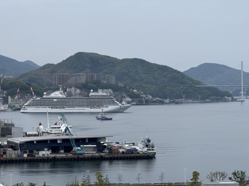長崎マリオットホテルの客室から見える長崎港に停泊中の豪華客船「SevenSeas Explorer」