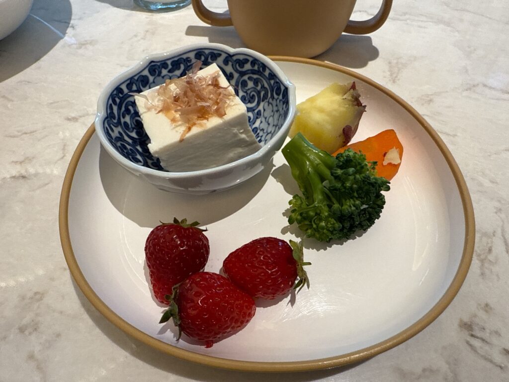長崎マリオットホテルの朝食レストラン会場「ハーベラ」のビュッフェ料理。いちご、豆腐、ブロッコリー