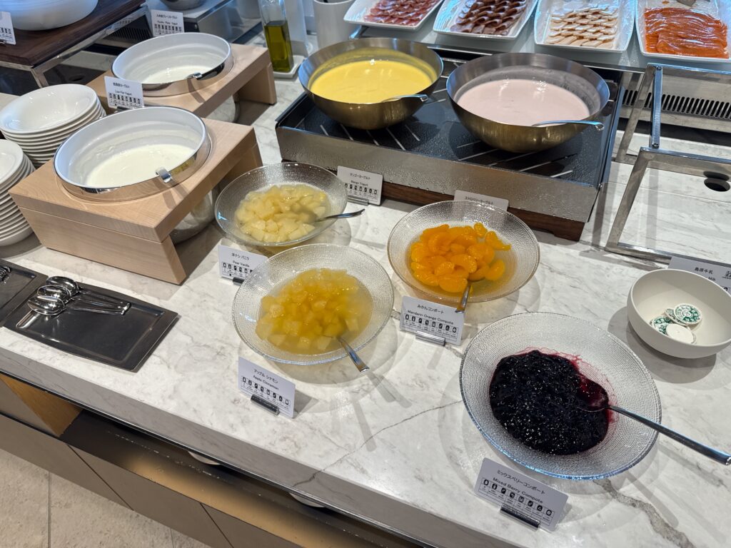 長崎マリオットホテルの朝食レストラン会場「ハーベラ」のビュッフェ料理。フルーツとヨーグルト