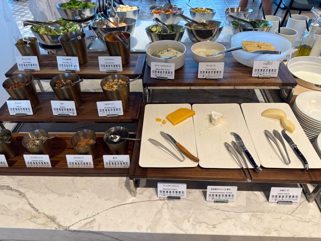 長崎マリオットホテルの朝食レストラン会場「ハーベラ」のビュッフェ料理(ナッツ類とチーズ)