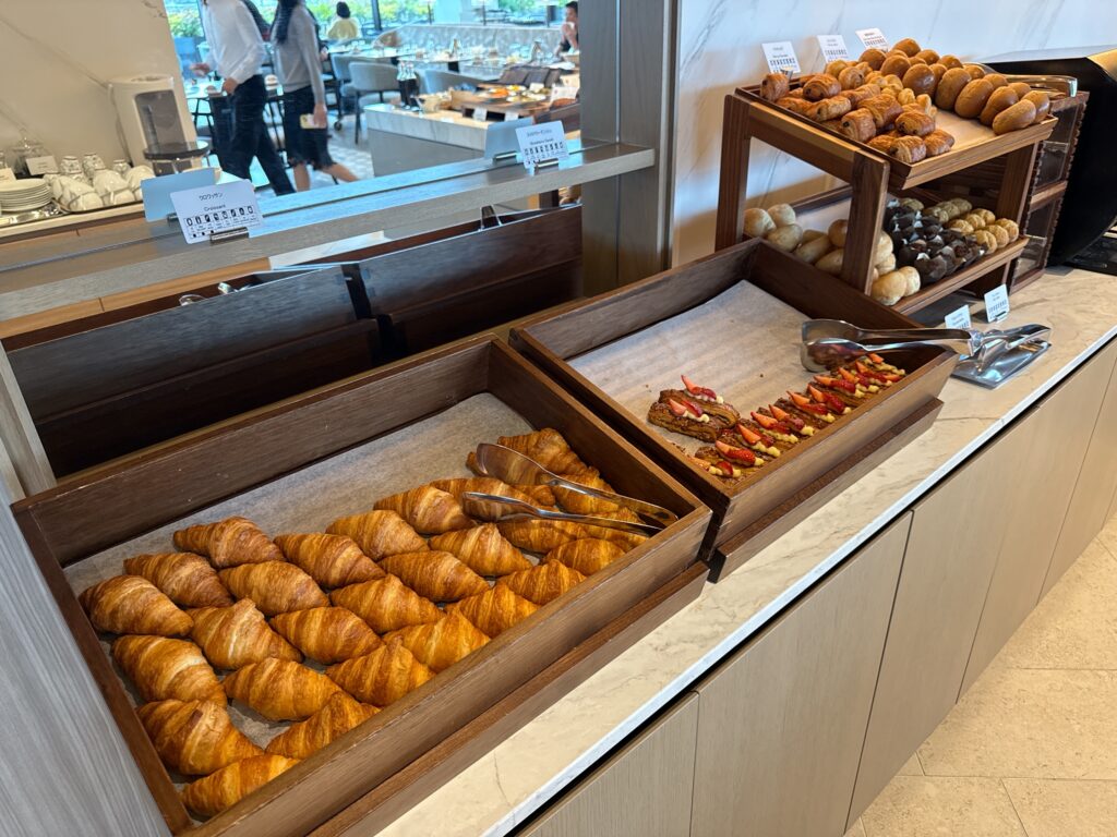 長崎マリオットホテルの朝食レストラン会場「ハーベラ」のビュッフェ料理。ベーカリーコーナー(パン)