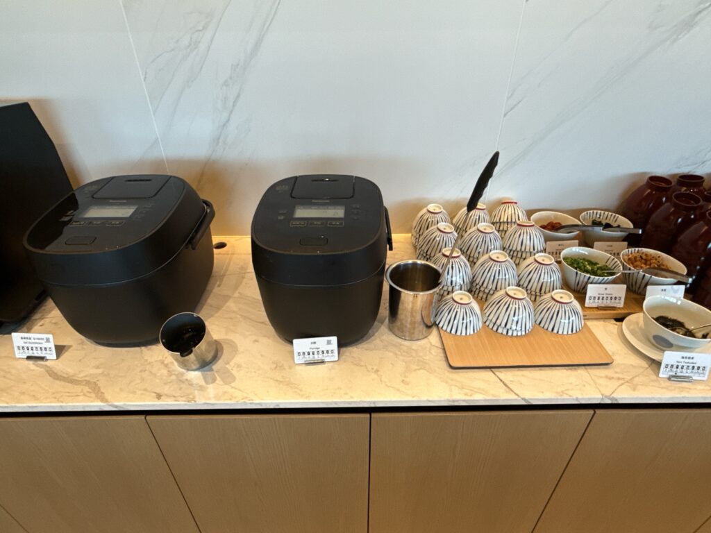 長崎マリオットホテルの朝食レストラン会場「ハーベラ」のビュッフェ料理。炊飯器とお茶碗