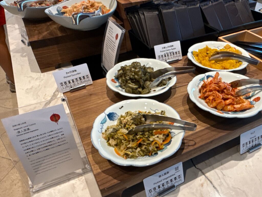 長崎マリオットホテルの朝食レストラン会場「ハーベラ」のビュッフェ料理。お漬物類