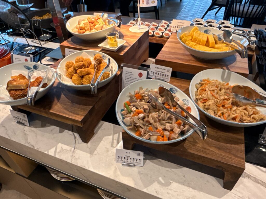 長崎マリオットホテルの朝食レストラン会場「ハーベラ」のビュッフェ料理。たくさんの長崎ご当地料理