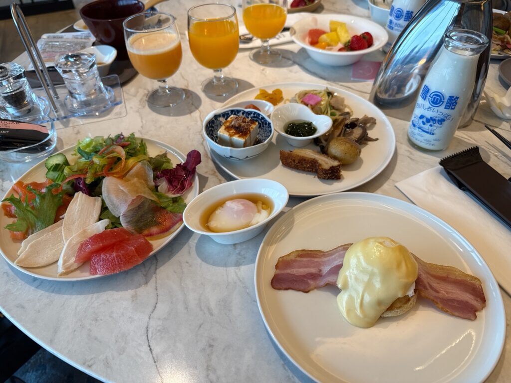 長崎マリオットホテルの朝食レストラン会場「ハーベラ」のビュッフェ料理。エッグベネディクトとサラダ