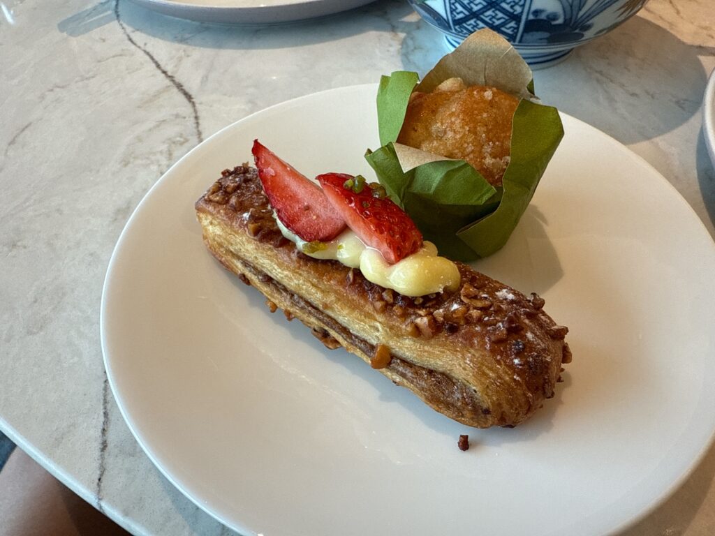長崎マリオットホテルの朝食レストラン会場「ハーベラ」のビュッフェ料理。マフィンとストロベリーデニッシュ