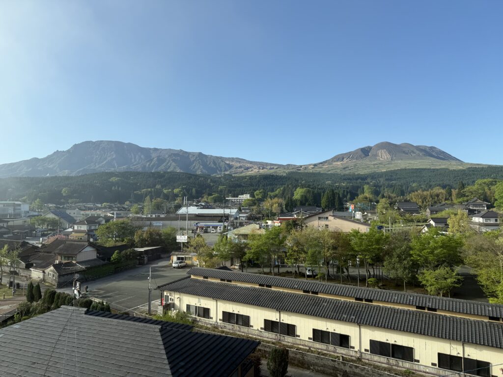 フェアフィールド・バイ・マリオット熊本阿蘇の客室からの景色(阿蘇山)