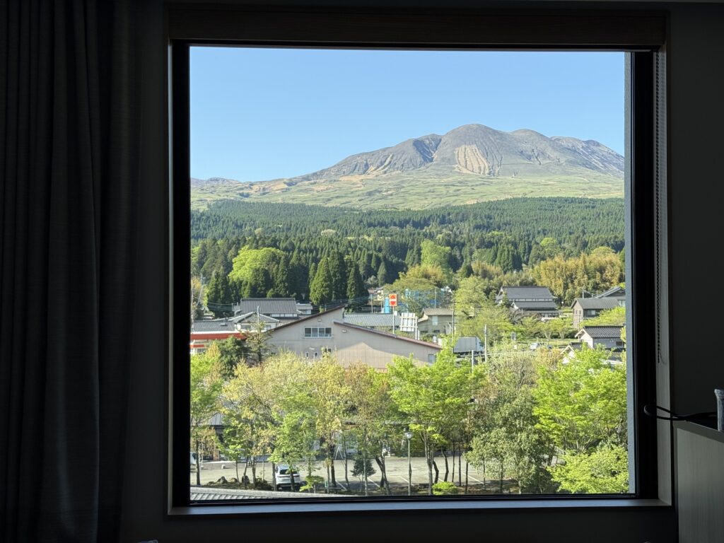 フェアフィールド・バイ・マリオット熊本阿蘇の客室からの景色(阿蘇山)