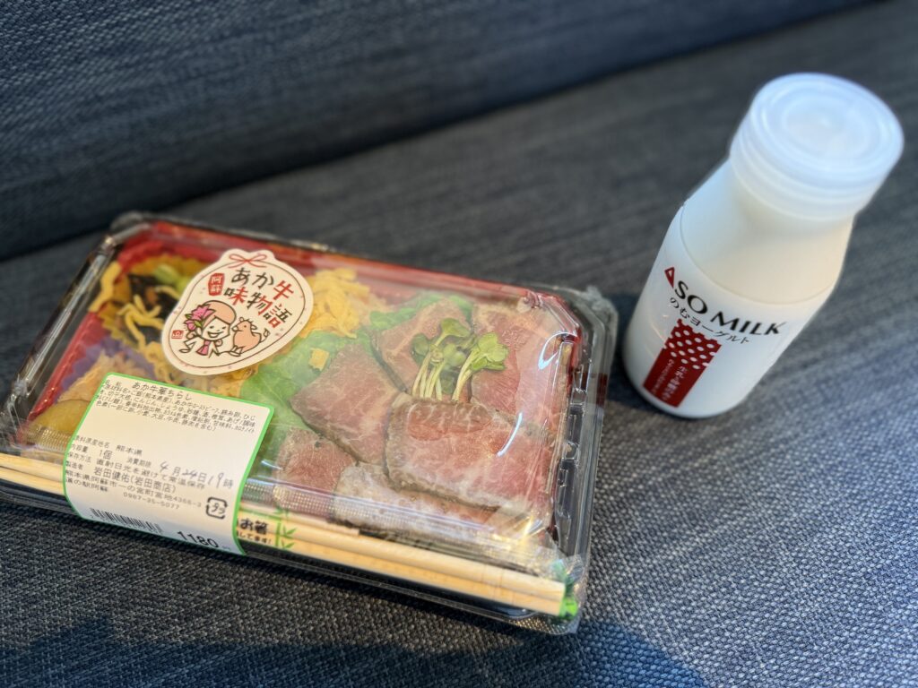 道の駅阿蘇で販売されているあか牛弁当とのむヨーグルト