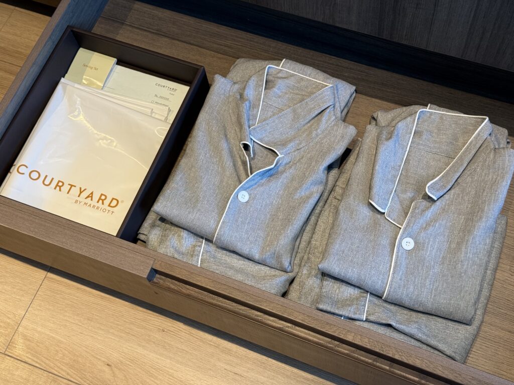 コートヤード・バイ・マリオット福井の客室のパジャマ