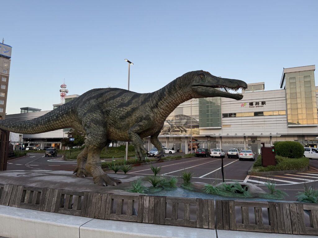 福井駅の外観と恐竜モニュメント