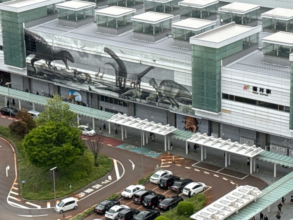 コートヤード・バイ・マリオット福井の客室から見える福井駅の恐竜イラスト