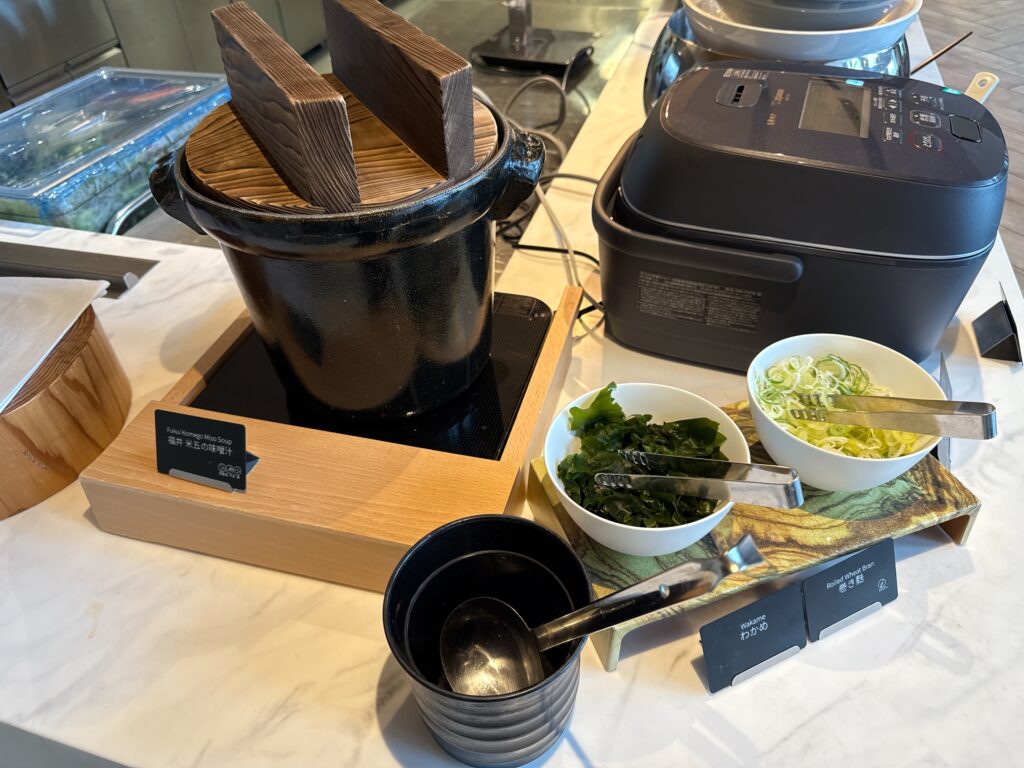 コートヤード・バイ・マリオット福井の朝食レストラン「サブスタンス」の食事内容(ご飯・味噌汁)