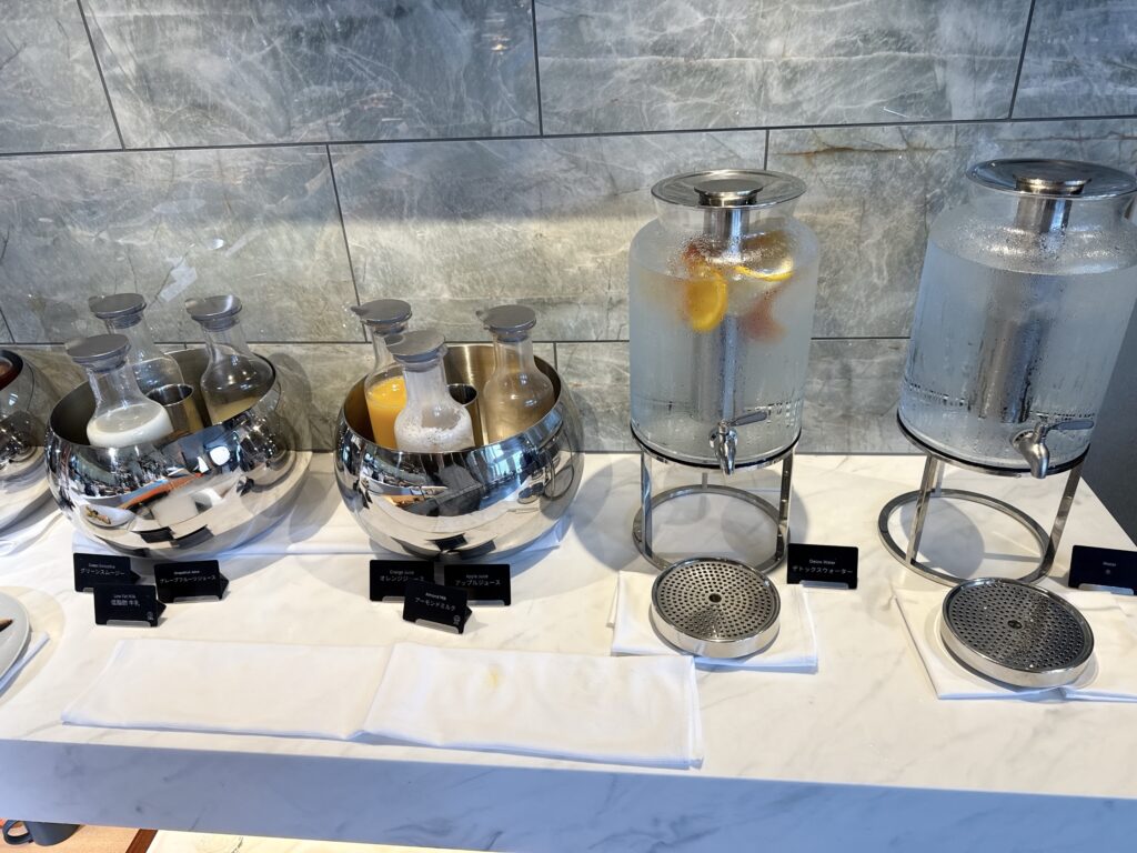 コートヤード・バイ・マリオット福井の朝食レストラン「サブスタンス」のドリンクコーナー