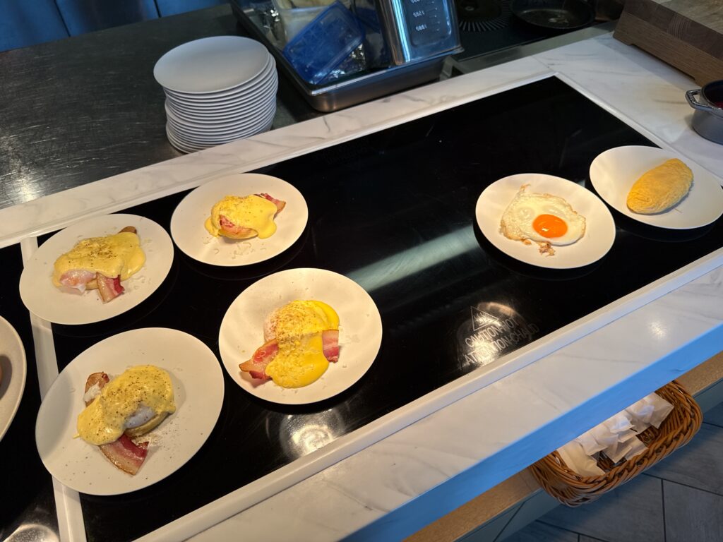 コートヤード・バイ・マリオット福井の朝食レストラン「サブスタンス」のエッグベネディクト・目玉焼き