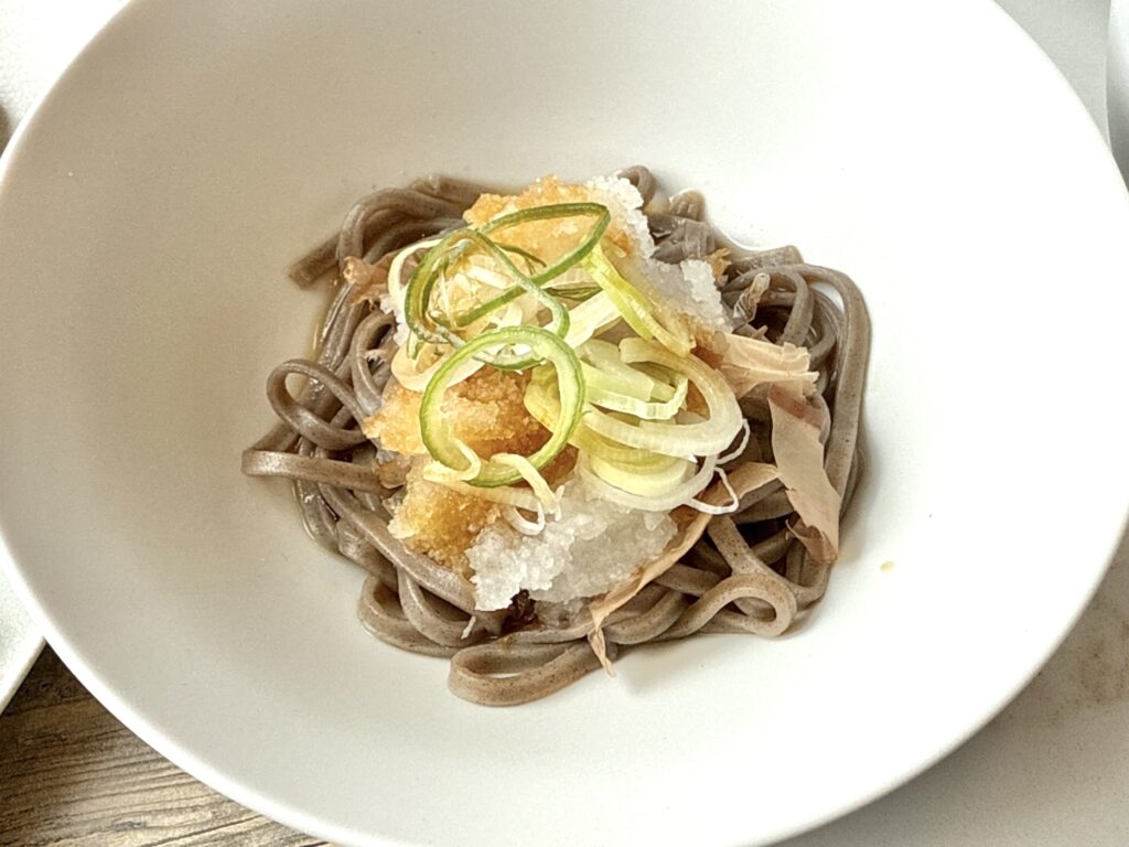 コートヤード・バイ・マリオット福井の朝食レストラン「サブスタンス」の食事内容(越前おろし蕎麦)