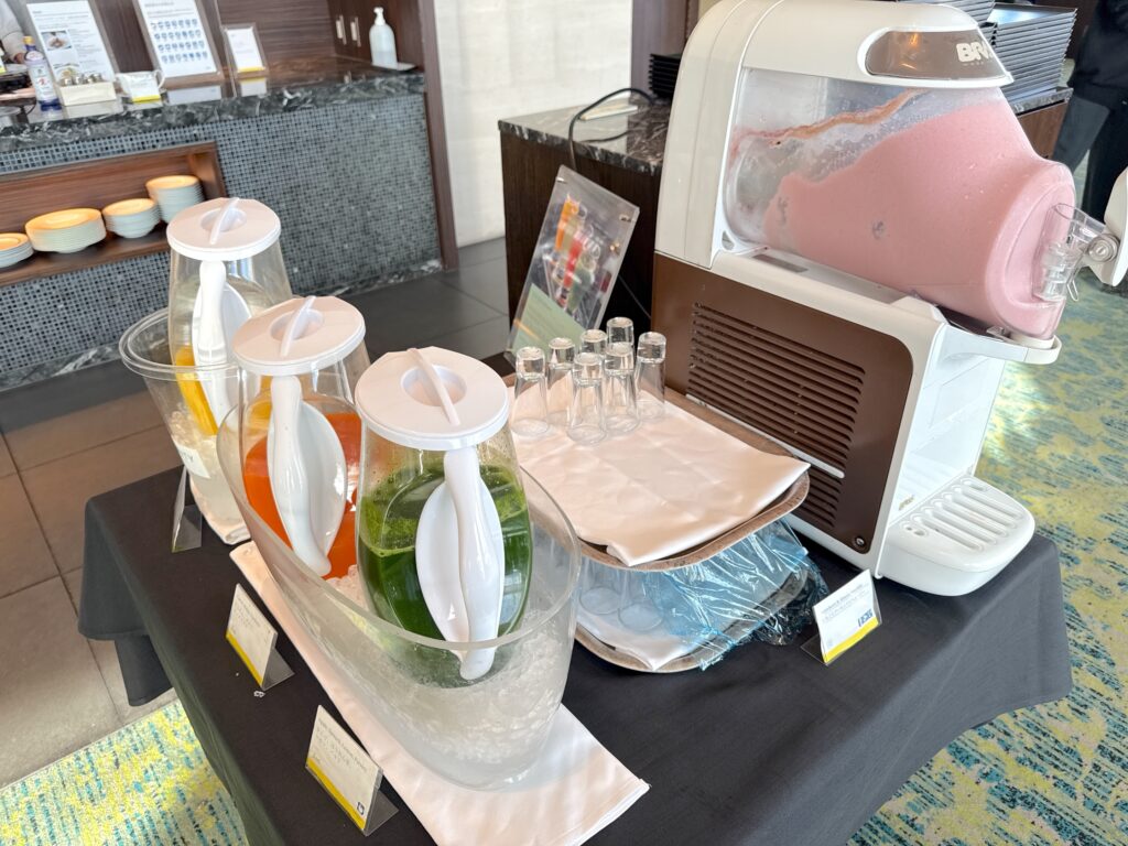 ウェスティンホテル仙台の朝食レストランのドリンクコーナー