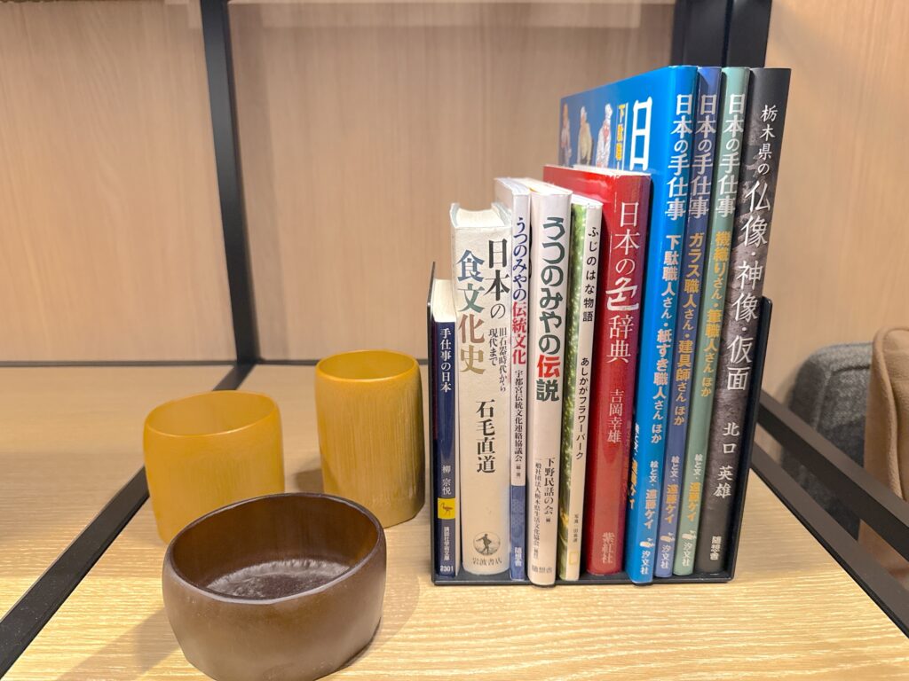 フェアフィールド・バイ・マリオット栃木宇都宮のロビーラウンジの書籍