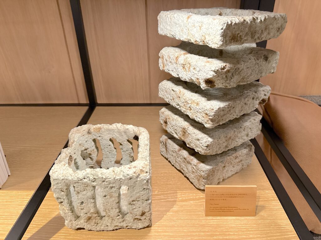 フェアフィールド・バイ・マリオット栃木宇都宮のロビーラウンジの工芸品展示