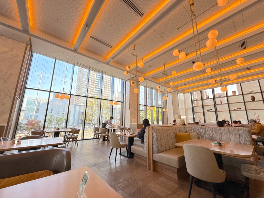 コートヤード・バイ・マリオット名古屋の朝食会場「CRUST」の内装雰囲気