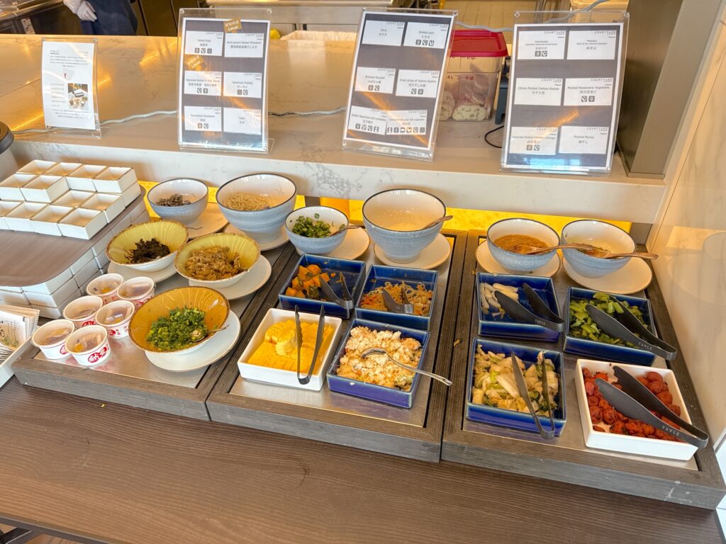コートヤード・バイ・マリオット名古屋の朝食会場「CRUST」の和食おかずコーナー