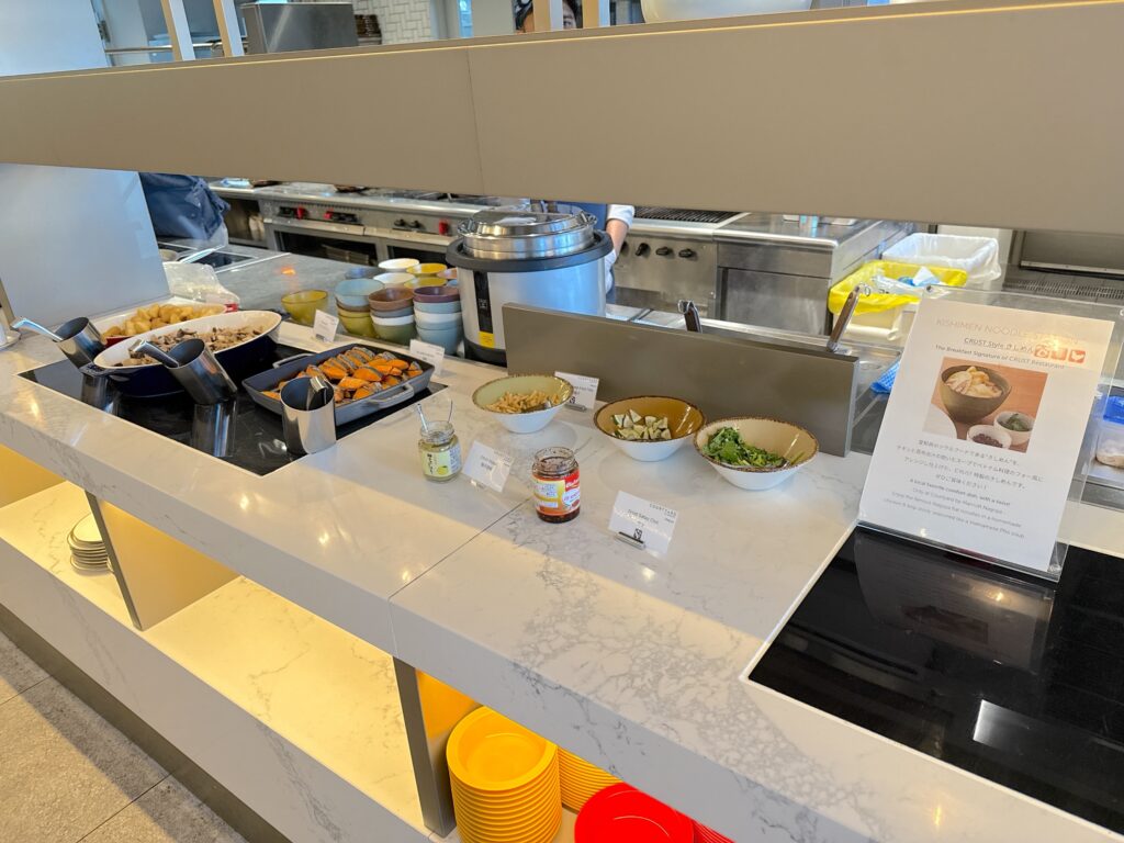 コートヤード・バイ・マリオット名古屋の朝食会場「CRUST」のホットミールコーナー