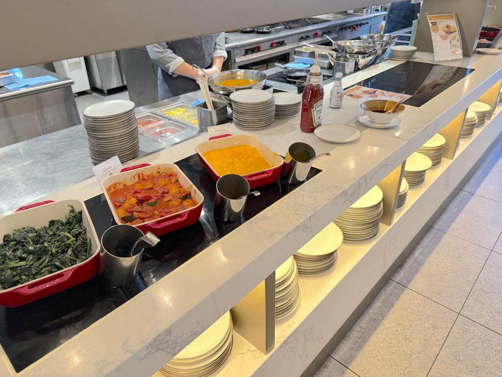 コートヤード・バイ・マリオット名古屋の朝食会場「CRUST」のホットミールコーナー