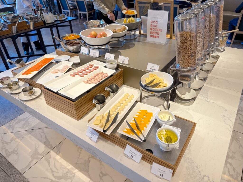 コートヤード・バイ・マリオット名古屋の朝食会場「CRUST」のシリアル・チーズ・ハムコーナー