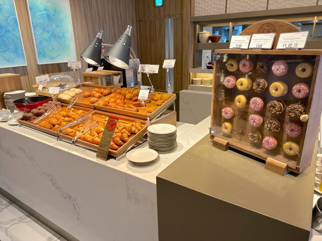 コートヤード・バイ・マリオット名古屋の朝食会場「CRUST」のベーカリーコーナー