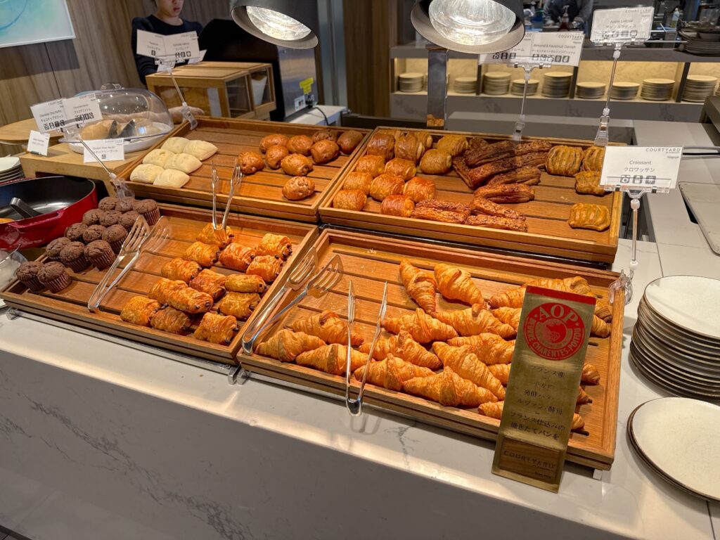 コートヤード・バイ・マリオット名古屋の朝食会場「CRUST」のベーカリーコーナー
