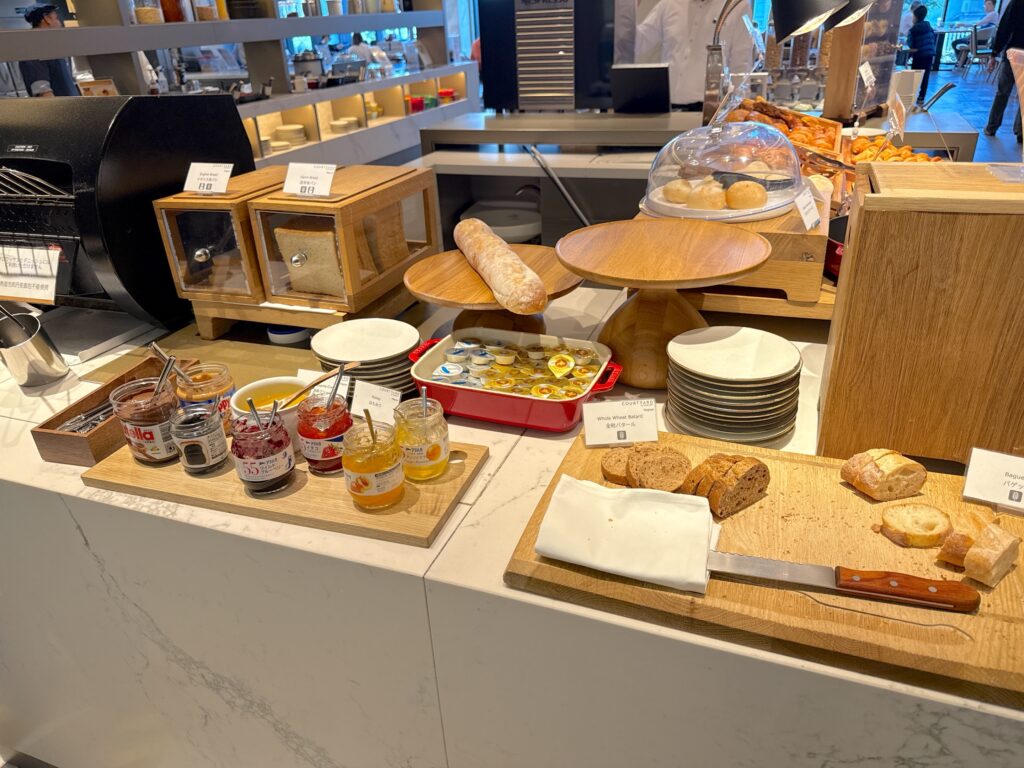 コートヤード・バイ・マリオット名古屋の朝食会場「CRUST」のベーカリーコーナー