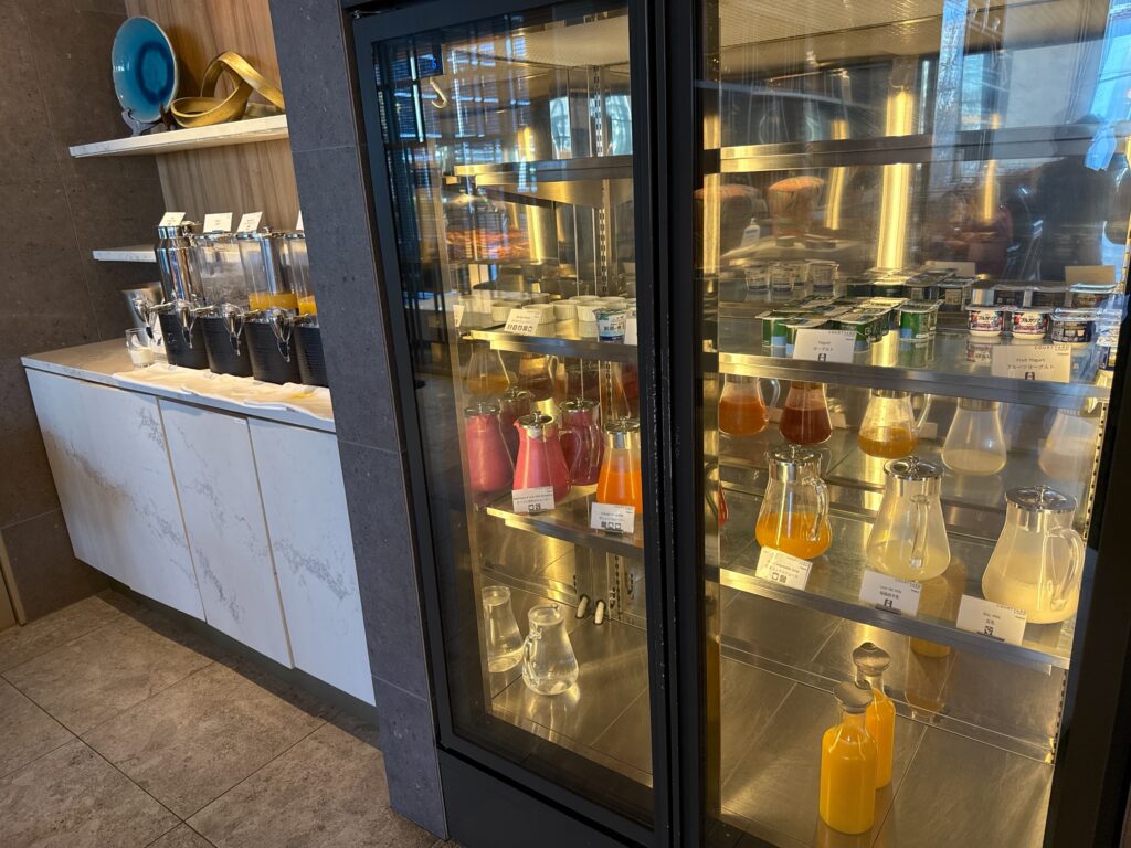 コートヤード・バイ・マリオット名古屋の朝食会場「CRUST」のドリンクコーナー