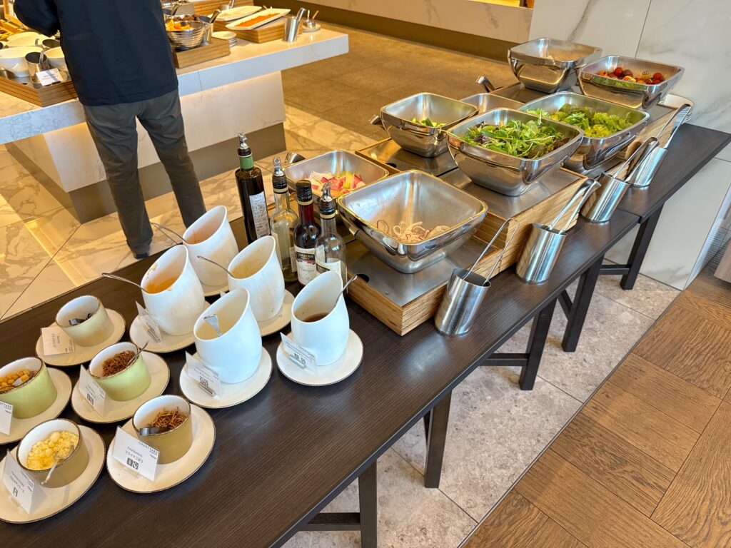 コートヤード・バイ・マリオット名古屋の朝食会場「CRUST」のサラダコーナー