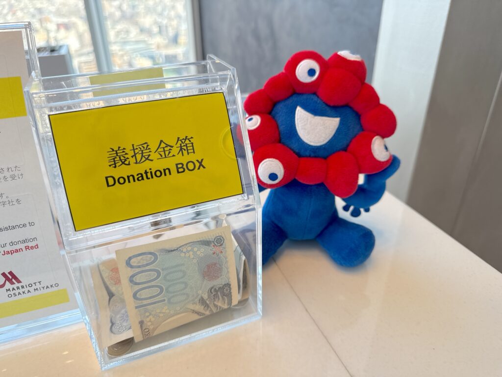 大阪マリオット都ホテルのレセプションのぬいぐるみ(大阪万博のミャクミャク)