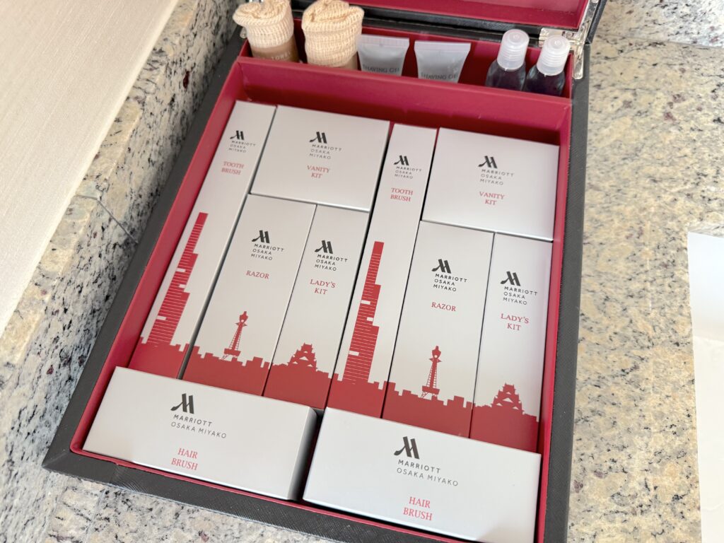 大阪マリオット都ホテルの客室の洗面アメニティセット