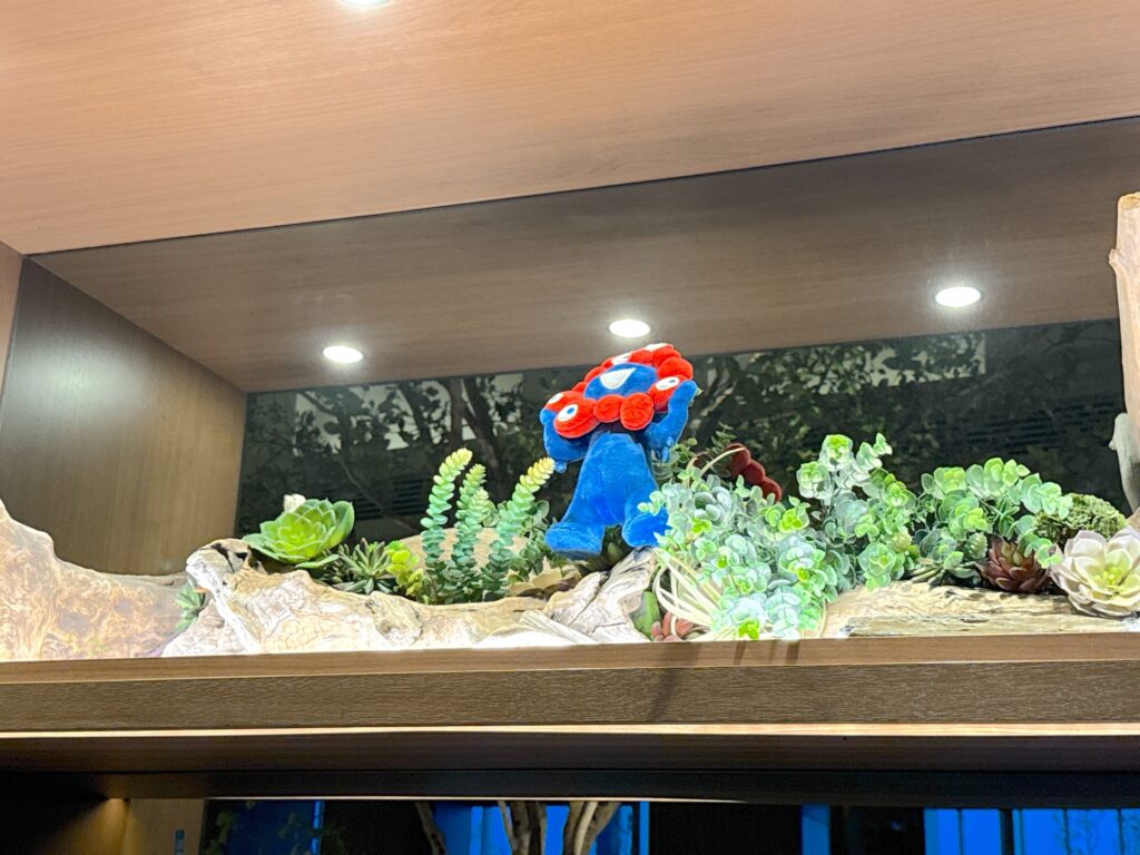 大阪マリオット都ホテルのクラブラウンジの内装にある大阪万博キャラクターのミャクミャク