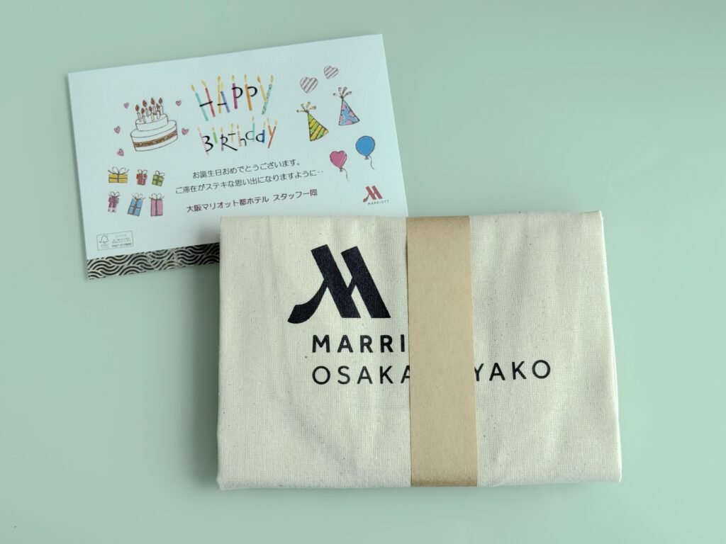 大阪マリオット都ホテルの客室の誕生日ギフトとメッセージカード