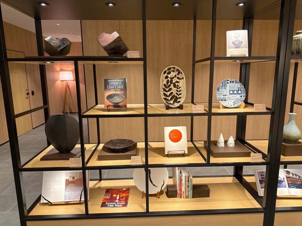 フェアフィールド・バイ・マリオット嬉野温泉のロビーラウンジの展示