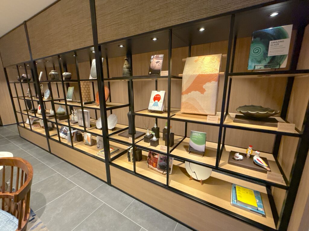 フェアフィールド・バイ・マリオット嬉野温泉のロビーラウンジの展示