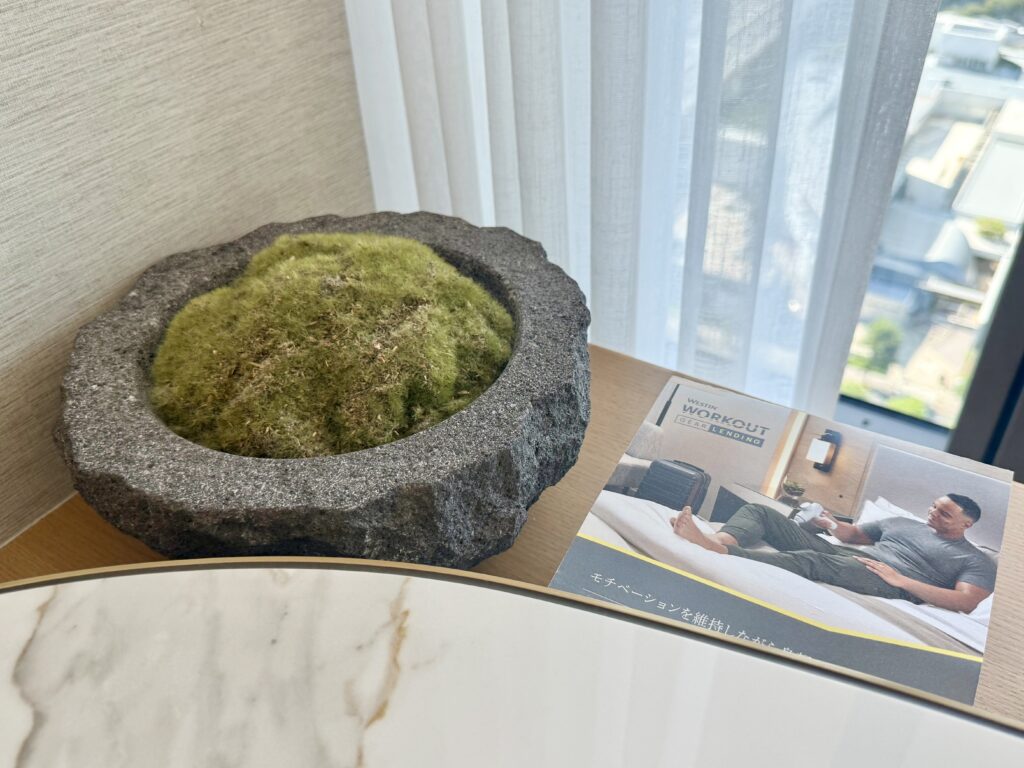 ウェスティンホテル横浜の「クラブコーナーキング」の客室の苔の盆栽