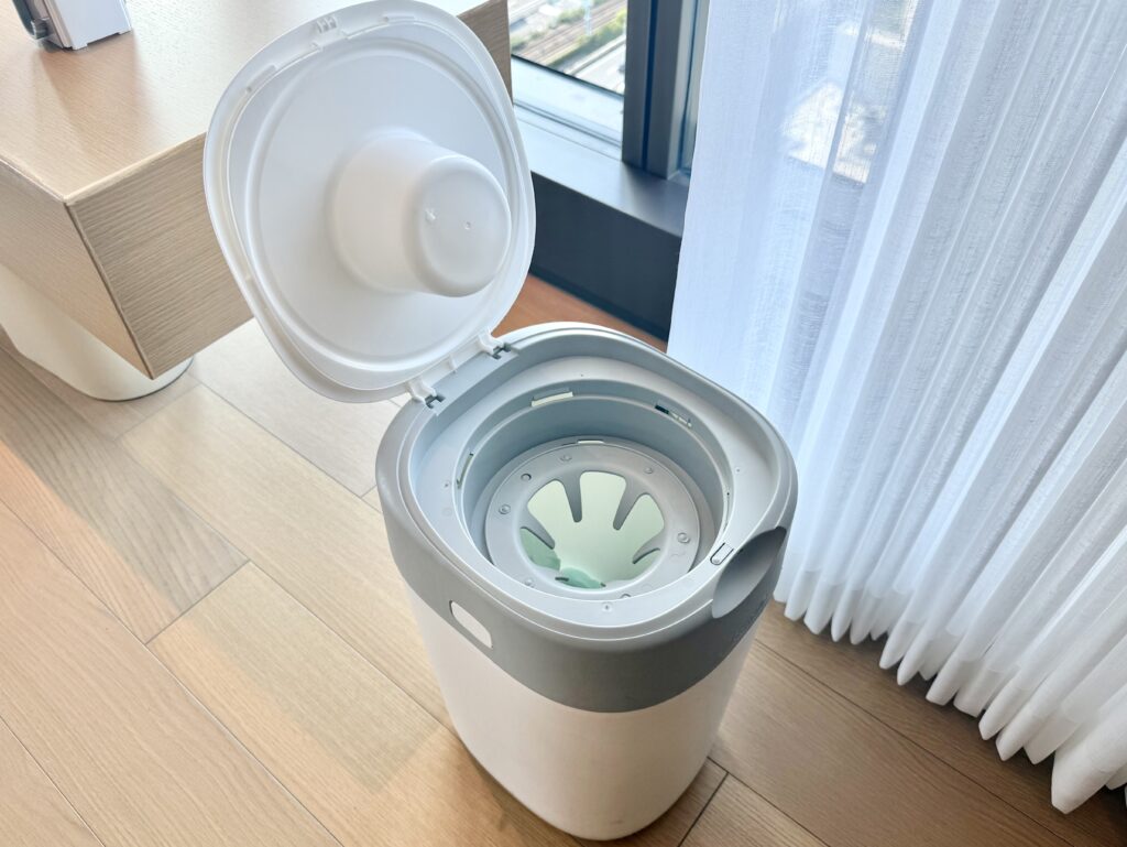 ウェスティンホテル横浜の「クラブコーナーキング」の客室のおむつ用ゴミ箱
